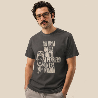 Chi urla ha già vinto – T-shirt Premium Unisex
